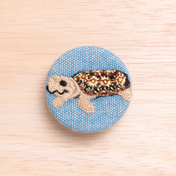 パンケーキリクガメの刺繍くるみブローチ(青) 1枚目の画像