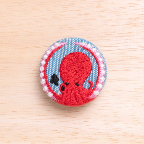 タコの刺繍くるみブローチ(青) ブローチ くるみボタン工房