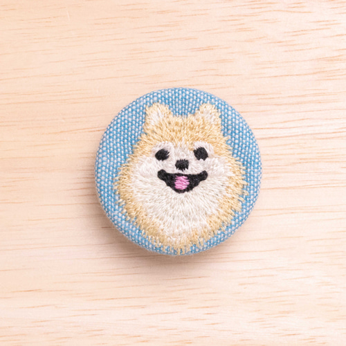 ポメラニアンの刺繍くるみブローチ(青) ブローチ くるみボタン