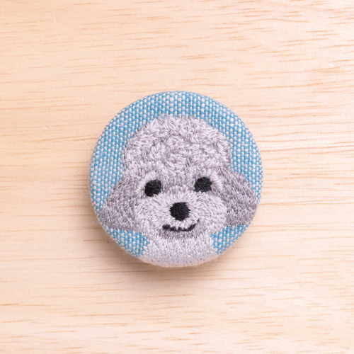 トイプードル ( シルバー ) の刺繍くるみブローチ(青) ブローチ