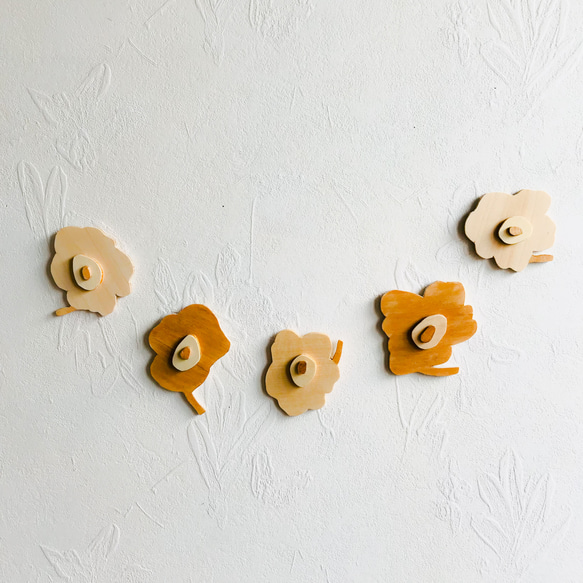 壁にぺたり♪ お花の木製ガーランド/ウォールステッカー/繰り返し使える　壁飾り　おしゃれ　北欧　 2枚目の画像