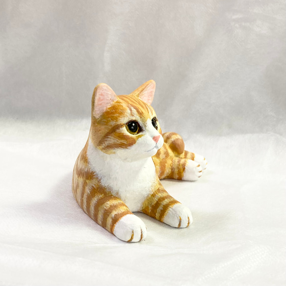 棕色虎斑白貓雕像 第2張的照片