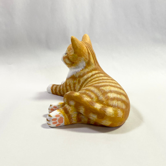 棕色虎斑白貓雕像 第14張的照片