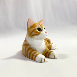 棕色虎斑白貓雕像 第4張的照片