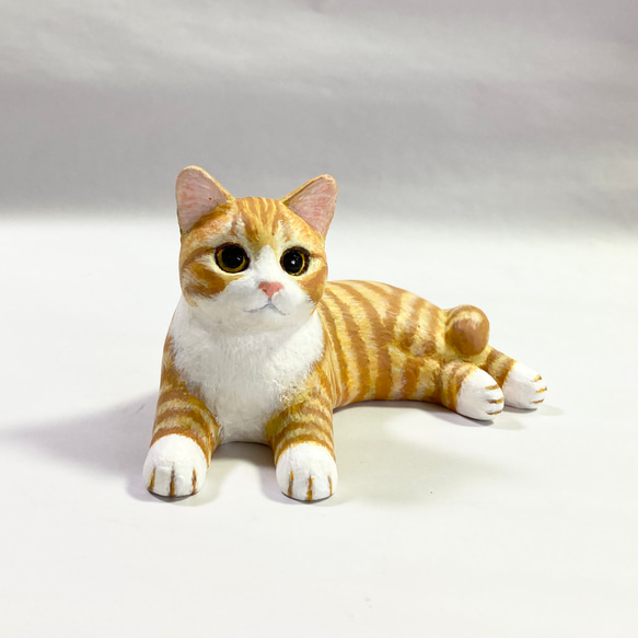 棕色虎斑白貓雕像 第9張的照片