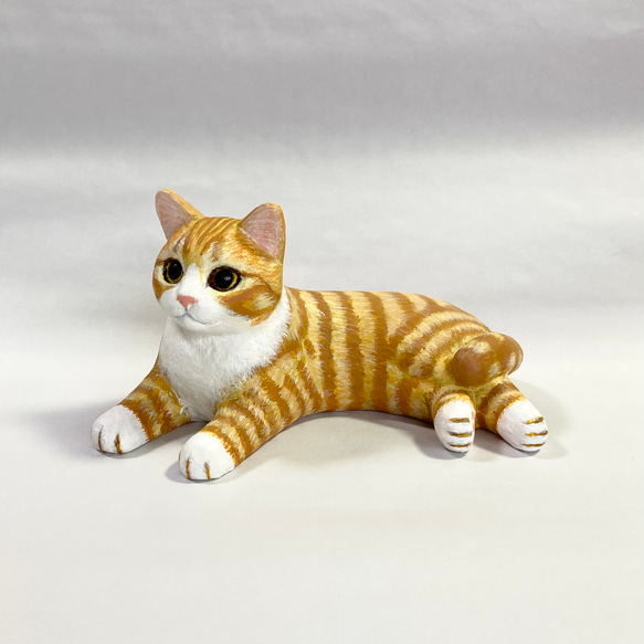 棕色虎斑白貓雕像 第11張的照片