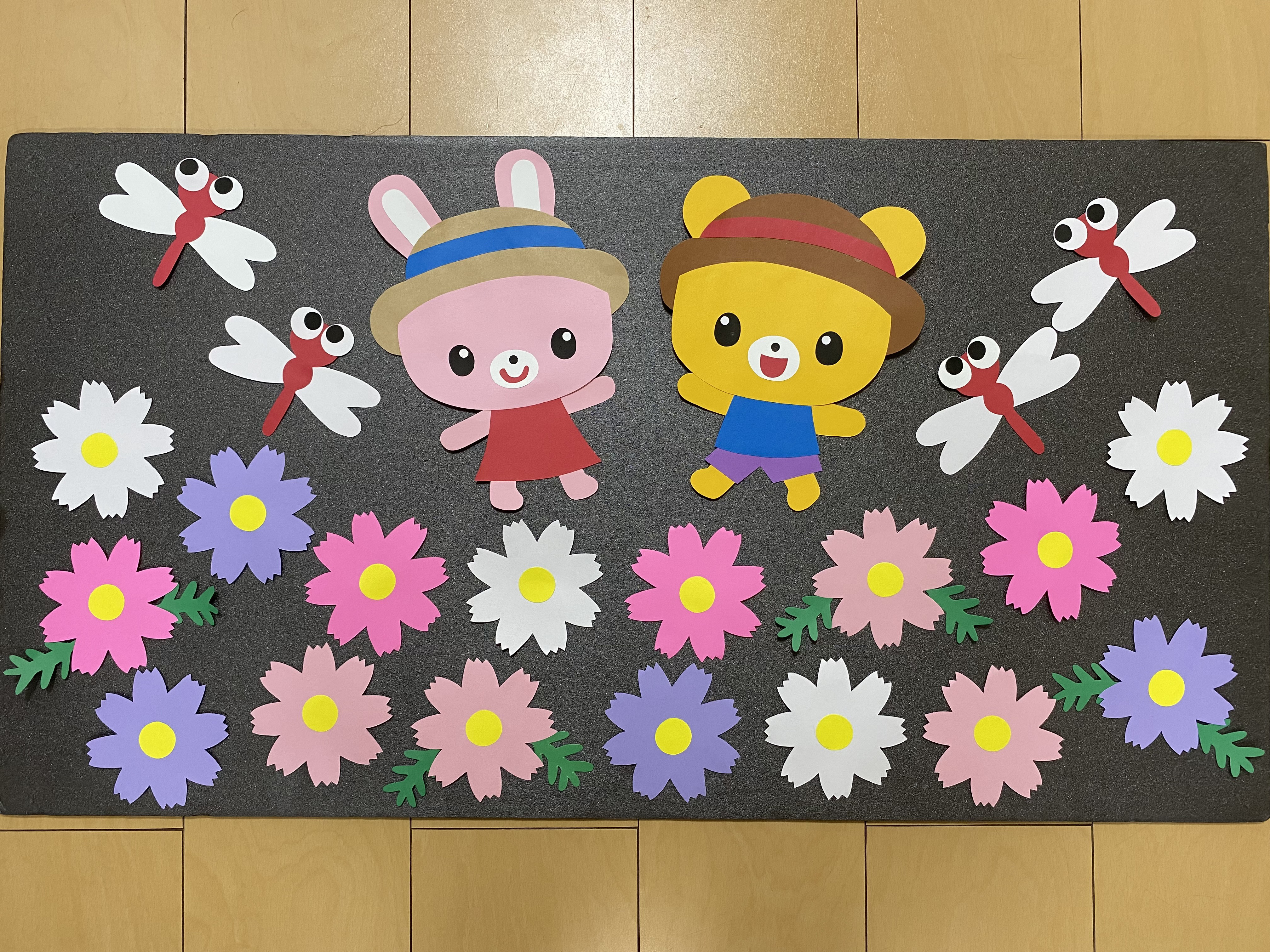 秋の壁面飾り コスモス畑 とんぼ 麦わら帽子 型紙 misa☆壁面クラフト