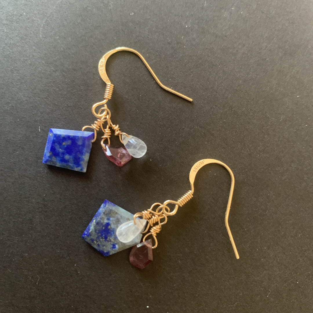 68.天然石スピネルとラピスラズリとムーンストーン14kgfピアス