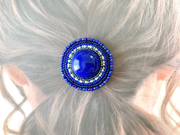 ぷっくりカボションビーズ刺繍ヘアゴム(ビビットブルー） 2枚目の画像