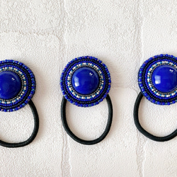 ぷっくりカボションビーズ刺繍ヘアゴム(ビビットブルー） 1枚目の画像