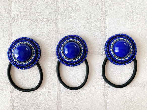 ぷっくりカボションビーズ刺繍ヘアゴム(ビビットブルー） 1枚目の画像