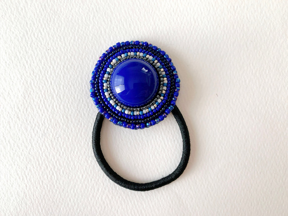 ぷっくりカボションビーズ刺繍ヘアゴム(ビビットブルー） 3枚目の画像