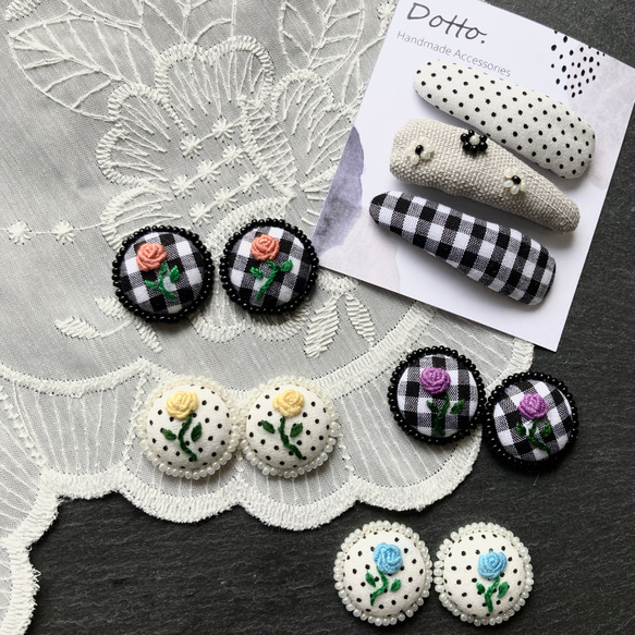 【送料無料】刺繍ローズのくるみボタンピアス[ドット×ブルー] 3枚目の画像