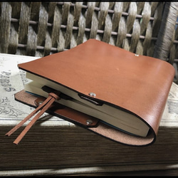 栃木レザー ブックカバー 文庫本サイズ 名入れ 対応可 簡単 差し込み 折れない しおり付 革 ギフト Polilavo 5枚目の画像