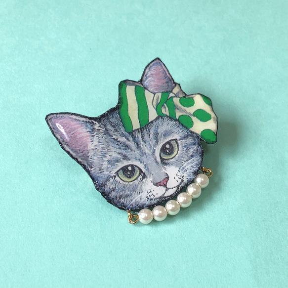 猫 グレー パール ブローチ　オリジナル イラスト ねこ アメショ アメリカンショートヘア　グリーン　リボン 2枚目の画像