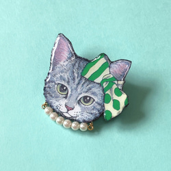 猫 グレー パール ブローチ　オリジナル イラスト ねこ アメショ アメリカンショートヘア　グリーン　リボン 3枚目の画像