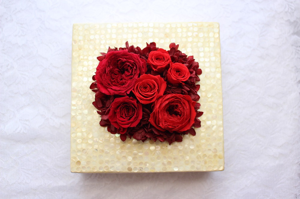 還暦祝い　きらきらカピス赤アレンジ　長寿　お祝い　結婚　貝がら　誕生日　お礼　レッド　送別　退職　プリザーブド