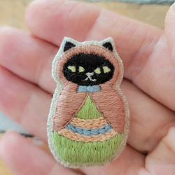 ニャトリョーシカ刺繍ブローチ 3枚目の画像