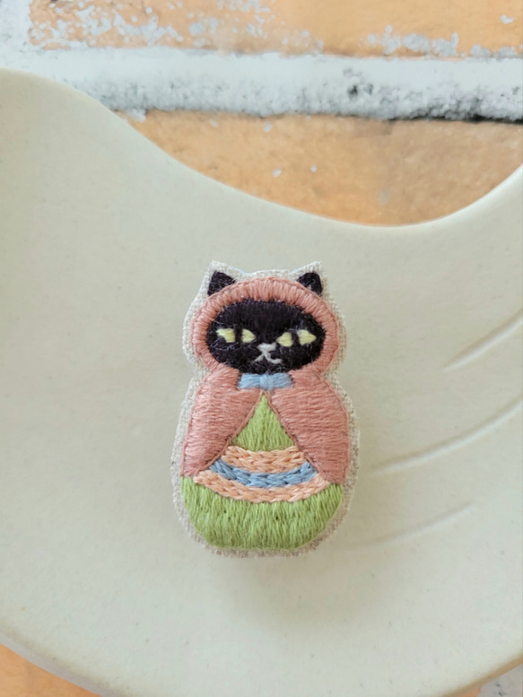 ニャトリョーシカ刺繍ブローチ 1枚目の画像