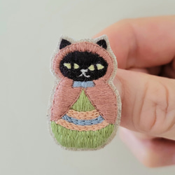 ニャトリョーシカ刺繍ブローチ 2枚目の画像