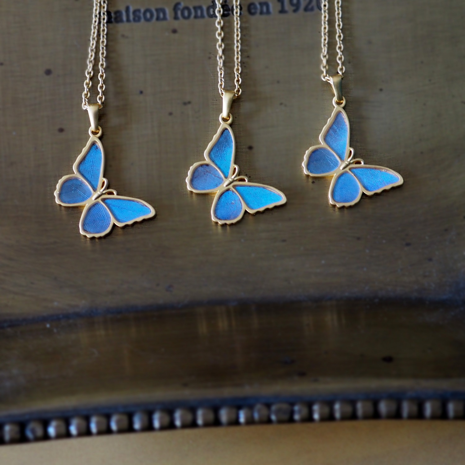 モルフォ蝶の小さなペンダント（ななめ）