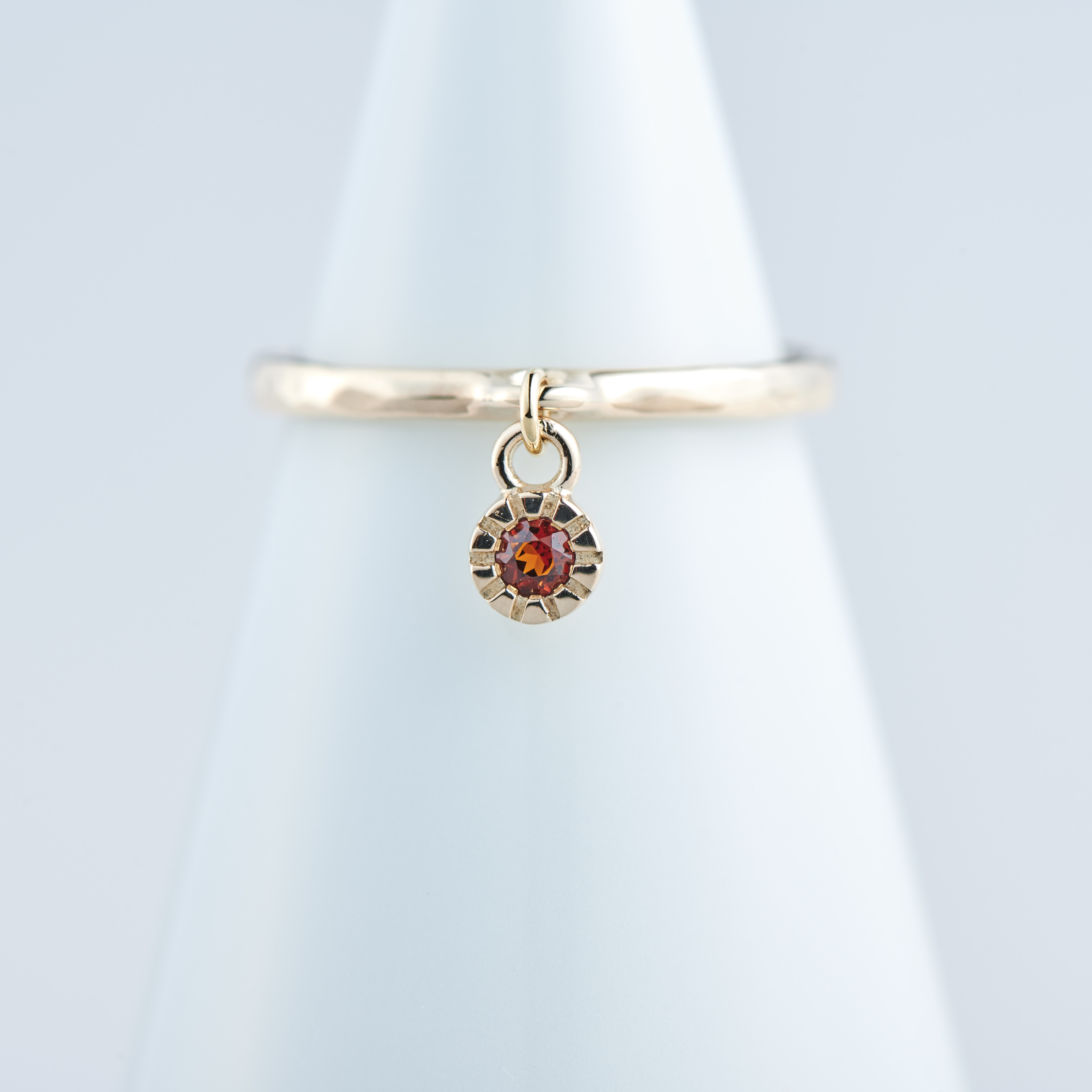 ガーネットの揺れるリング｜誕生石でオーダー可能｜K10YG｜SNR-019GA