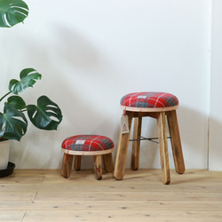 送料無料【レッド&グレーチェック×ブラウン】ハリスツイードで仕立てたアンティークな風合いのスツール　椅子　木製 4枚目の画像