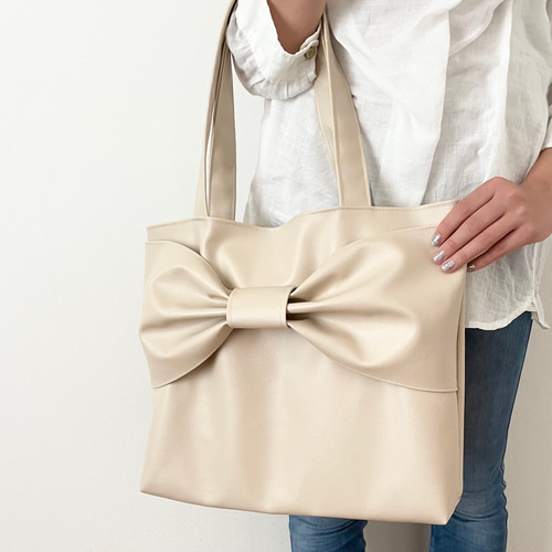 大人も似合うリボンディテール✴︎..:*☆ フェイクレザーリボンバッグ