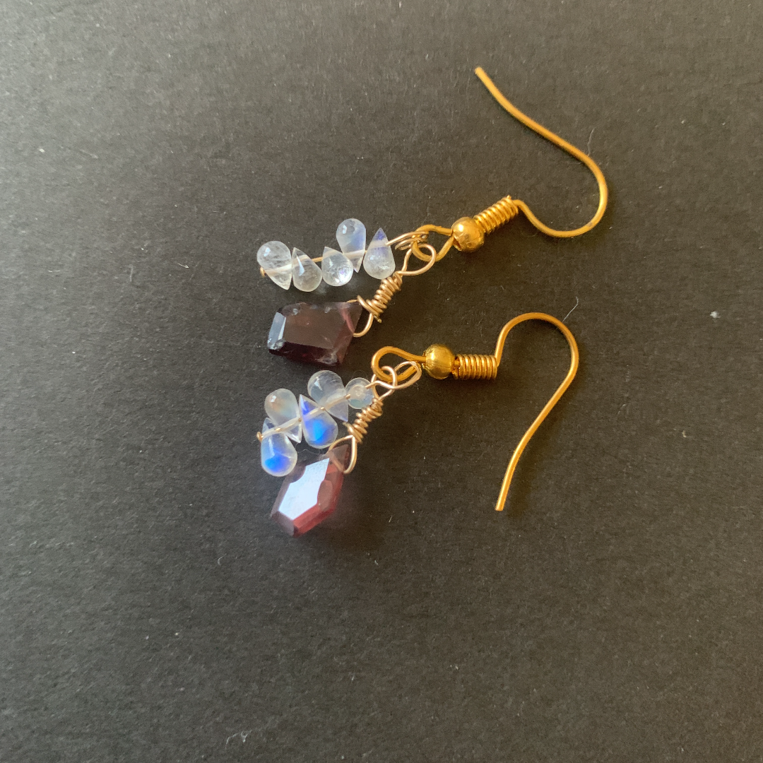 70.天然石レインボームーンストーンとスピネル14kgfピアス