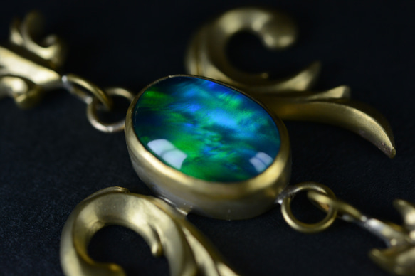 ハイブリッドオパールのアンティーク調ネックレス（オーロラブラック緑斑） 2枚目の画像
