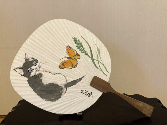 水墨画 猫団扇 / 蝶々と子ネコ 手描きのネコうちわ 挿柄型 その他
