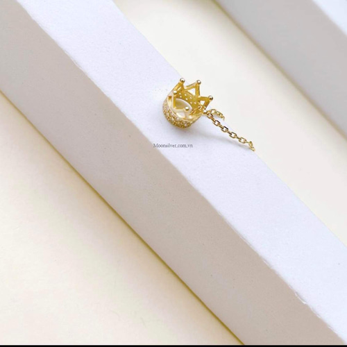 繊細でシャープな金メッキの王冠ネックレス ネックレス