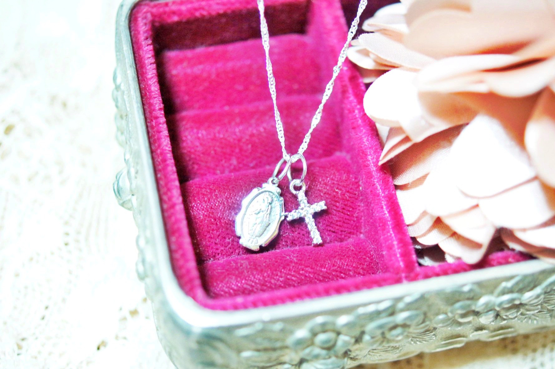 シルバー925の不思議のメダイチャームとキュービックジルコニアが煌めくクロスのネックレス