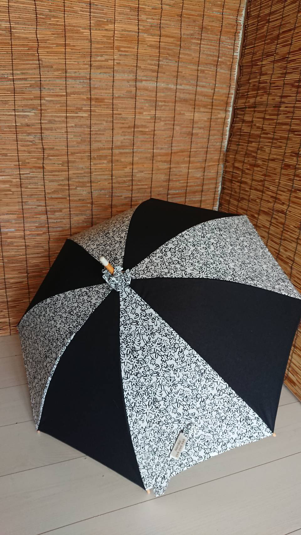 母の日ギフトにも❗ 白地に黒の縁取りの花ですっきり❗️　手作り日傘5000円‼️