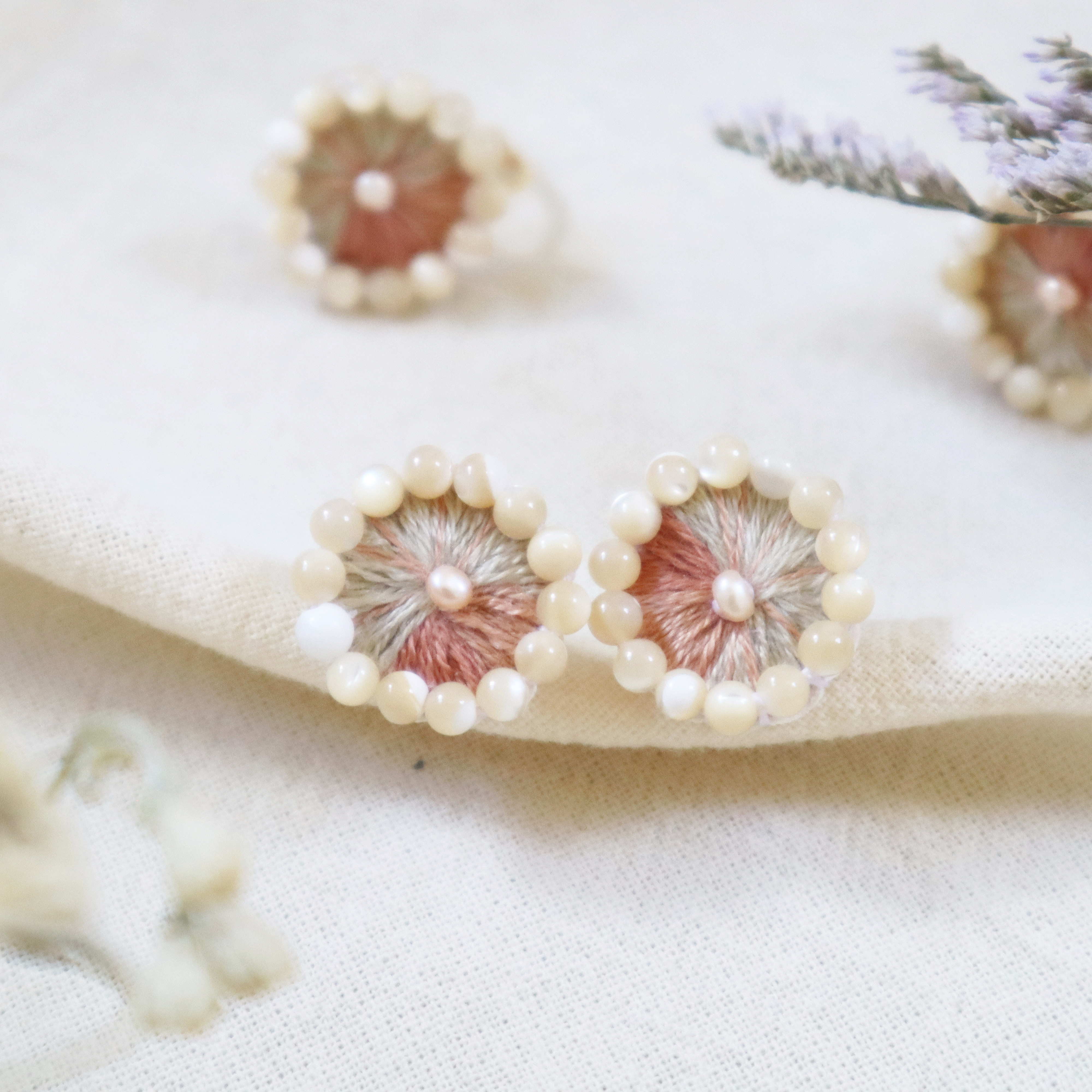 刺繍縁どり丸ピアス・イヤリング  ベージュ×コーラルピンク 【リネン服に合わせるための淡色刺繍アクセサリー】
