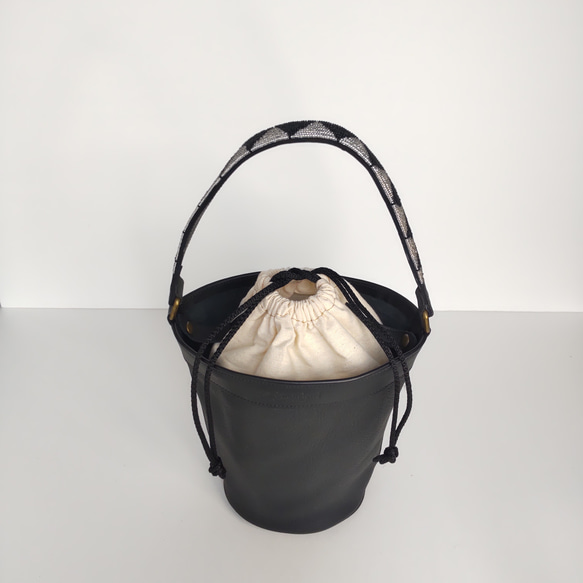 【シルバー三角模様】冬の装いを彩るおしゃれな本革ハンドバッグ 3枚目の画像