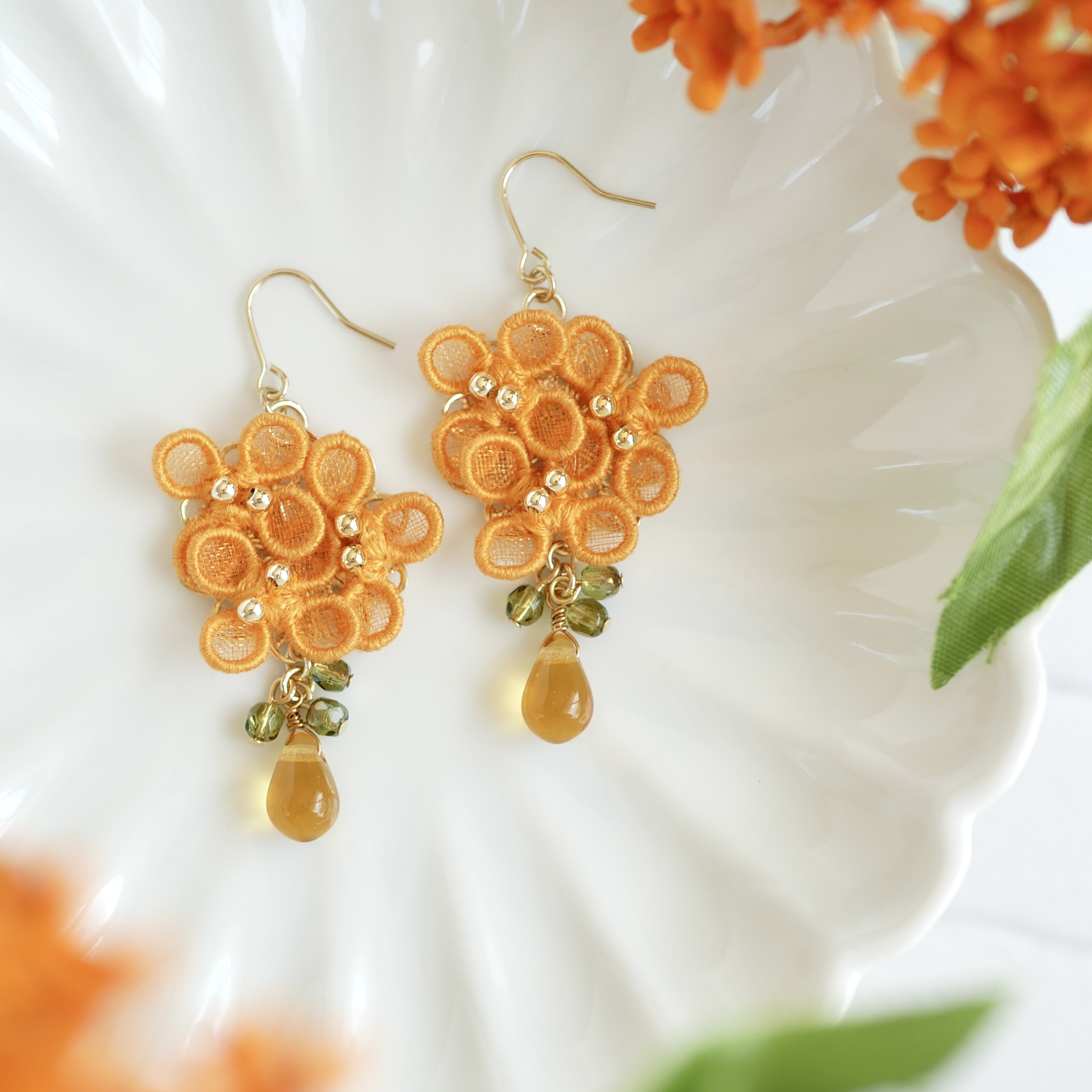 シンプル軽量❤金木犀と金箔の水中花玉ピアス／イヤリング 磨こ