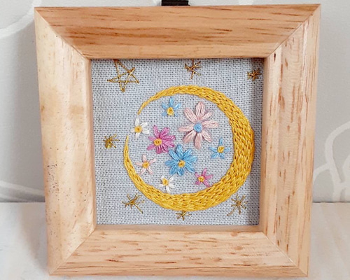 刺繍フレーム☆三日月とお花 壁飾り インテリア雑貨 その他インテリア