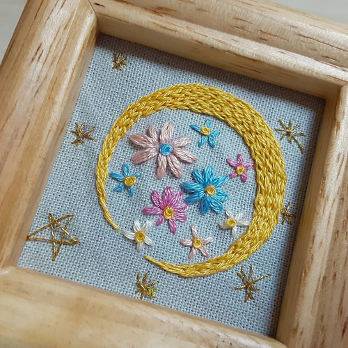 刺繍フレーム☆三日月とお花 壁飾り インテリア雑貨 その他インテリア