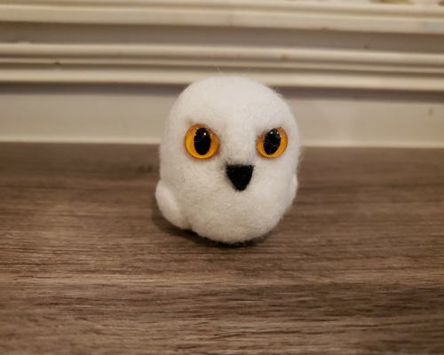 羊毛フェルト フクロウの置物　シロフクロウの男の子 羊毛フェルト 置物 鳥 フクロウ パッチリお目目のチビ