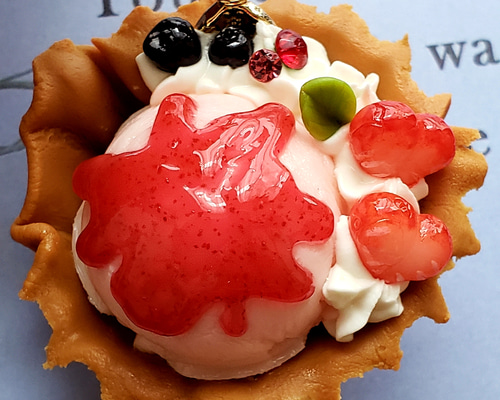 ストロベリーアイスクリーム❤️ワッフルボウルのバッグチャーム 1A