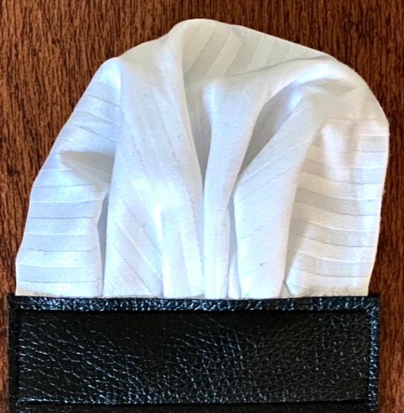 シルクの上質な光沢感！ジュリオロッシ　台紙付きポケットチーフ　シャドーストライプ　ホワイト 3枚目の画像
