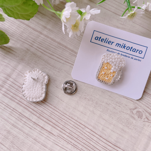 受注制作】サンタさんのピンバッジ ビーズ刺繍ブローチ