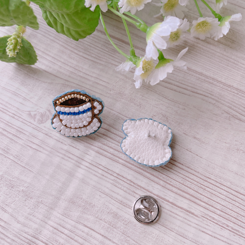 受注制作】サンタさんのピンバッジ ビーズ刺繍ブローチ