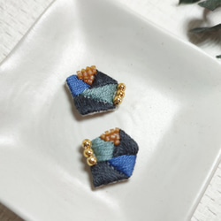 house  ビーズと刺繍ピアス　dark blue 2枚目の画像