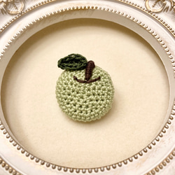 葉っぱの付いたapple crochetのブローチ　light green 2枚目の画像