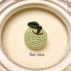 葉っぱの付いたapple crochetのブローチ　light green 1枚目の画像