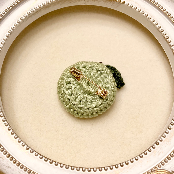 葉っぱの付いたapple crochetのブローチ　light green 4枚目の画像