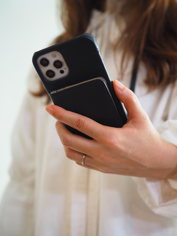 #3 名入れ可｜バイカラー本革iPhoneショルダーケース（背面収納　スマホショルダー）Black+Greige 4枚目の画像