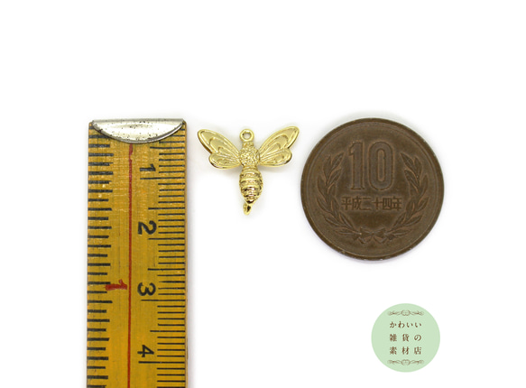 少しリアルな蜂（はち/ハチ）の18金メッキの真鍮製半立体コネクターチャーム（ゴールド/18KGP）#C-0148 5枚目の画像